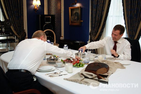 Putin and Medvedev’s lunch-time chat - Sputnik International
