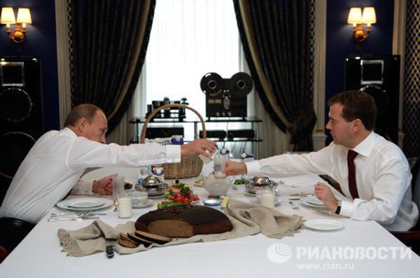 Putin and Medvedev’s lunch-time chat - Sputnik International