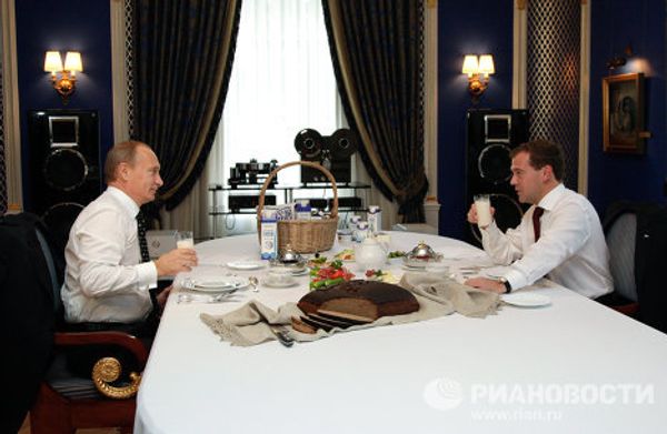 Putin and Medvedev’s lunch-time chat - Sputnik International
