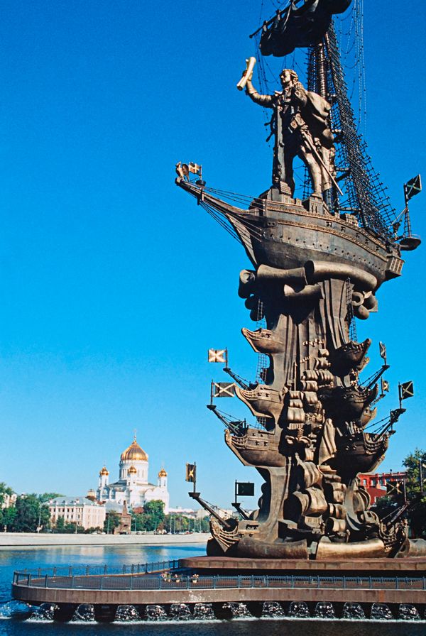 Sculptor Zurab Tsereteli's monument to Peter the Great in the middle of the Moscow River, one of the tallest outdoor statues in the world - Sputnik International