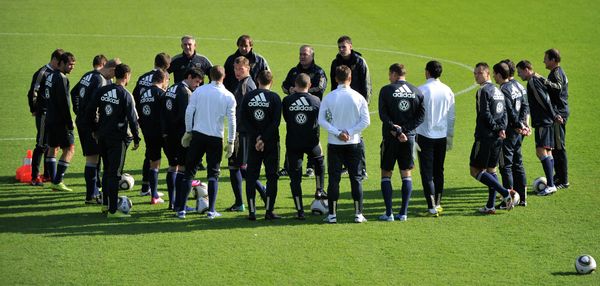 Advocaat names 20-man squad for Euro 2012 qualifiers against Macedonia, Ireland Advocaat names 20-man squad for Euro 2012 qualifiers against Macedonia, Ireland - Sputnik International