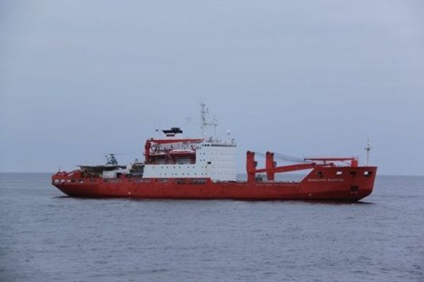 Two Russian research vessels meet in Laptev sea - Sputnik International