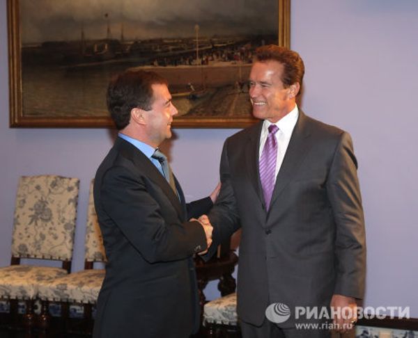 Medvedev takes Schwarzenegger to high-tech hub near Moscow  - Sputnik International