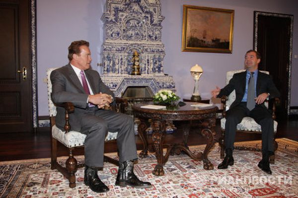 Medvedev takes Schwarzenegger to high-tech hub near Moscow  - Sputnik International