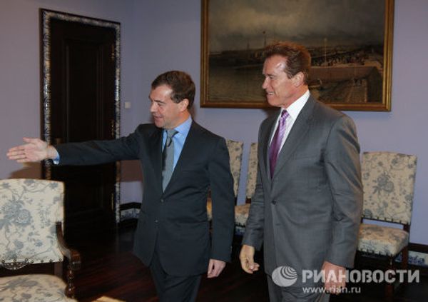 Medvedev takes Schwarzenegger to high-tech hub near Moscow  - Sputnik International