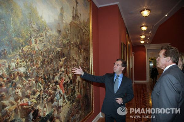 Medvedev takes Schwarzenegger to high-tech hub near Moscow  - Sputnik International