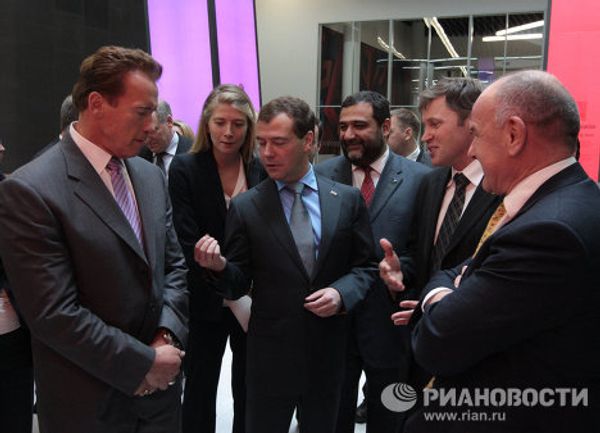Medvedev takes Schwarzenegger to high-tech hub near Moscow  - Sputnik International