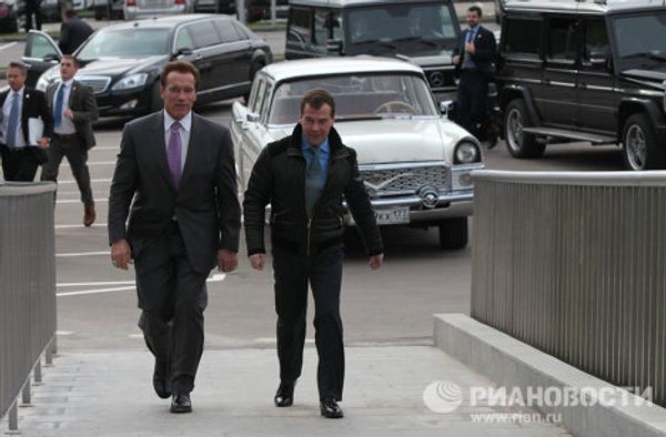 Medvedev takes Schwarzenegger to high-tech hub near Moscow  - Sputnik International