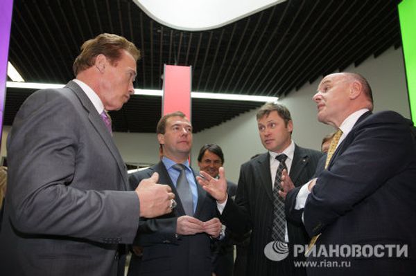 Medvedev takes Schwarzenegger to high-tech hub near Moscow  - Sputnik International