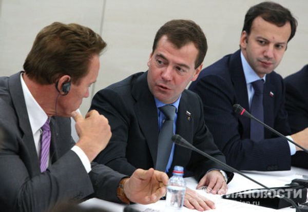 Medvedev takes Schwarzenegger to high-tech hub near Moscow  - Sputnik International