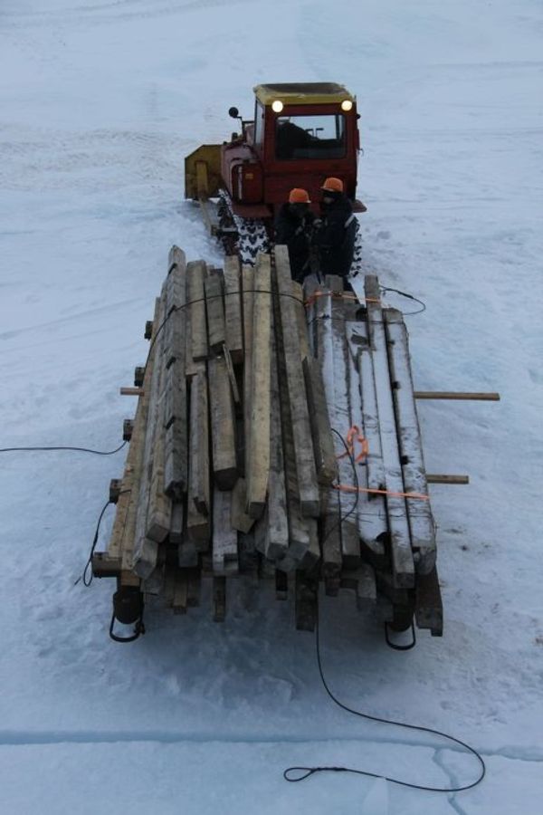 Russian polar explorers descend on drifting ice floe - Sputnik International