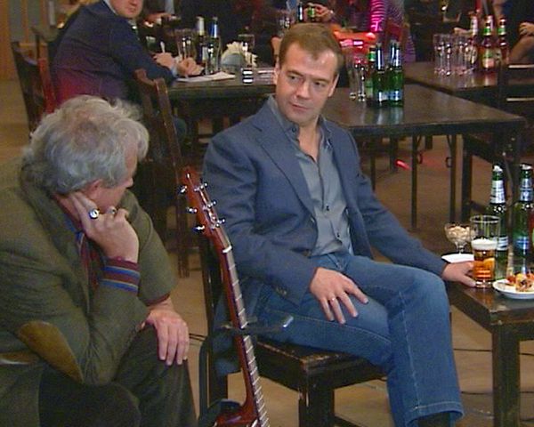 Medvedev discusses new mayor with rock musicians Medvedev discusses new mayor with rock musicians - Sputnik International