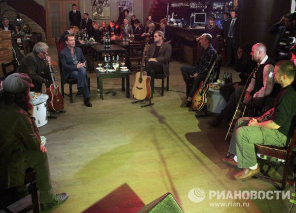 Dmitry Medvedev in the company of rock musicians Dmitry Medvedev in the company of rock musicians - Sputnik International