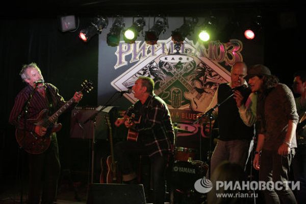 Dmitry Medvedev in the company of rock musicians Dmitry Medvedev in the company of rock musicians - Sputnik International