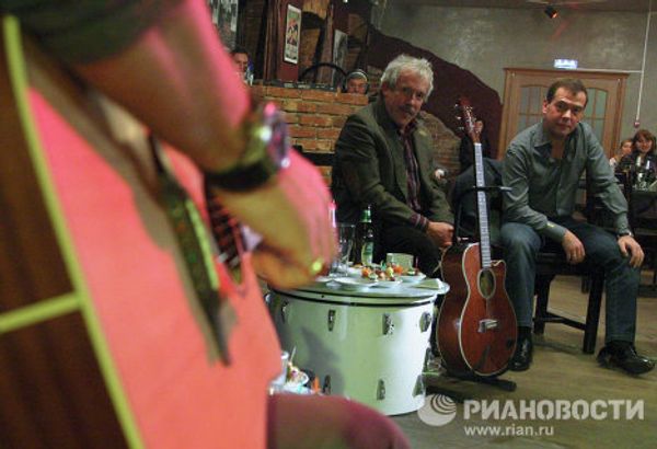 Dmitry Medvedev in the company of rock musicians Dmitry Medvedev in the company of rock musicians - Sputnik International