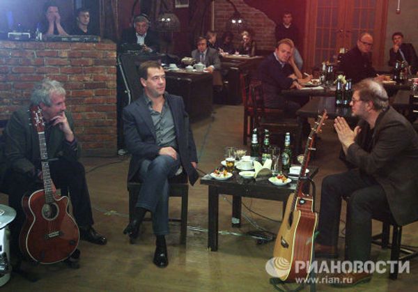 Dmitry Medvedev in the company of rock musicians Dmitry Medvedev in the company of rock musicians - Sputnik International
