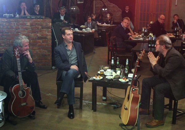 Dmitry Medvedev in the company of rock musicians - Sputnik International