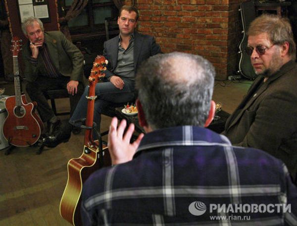 Dmitry Medvedev in the company of rock musicians Dmitry Medvedev in the company of rock musicians - Sputnik International