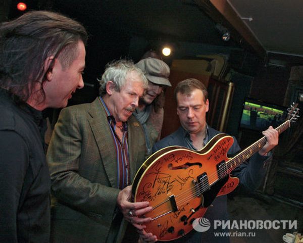 Dmitry Medvedev in the company of rock musicians Dmitry Medvedev in the company of rock musicians - Sputnik International