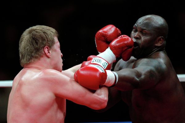 Alexander Povetkin (19-0, 14 KOs) knocked out Nigerian heavyweight boxer Teke Oruh (14-2, 6 KOs) in the fifth round. - Sputnik International