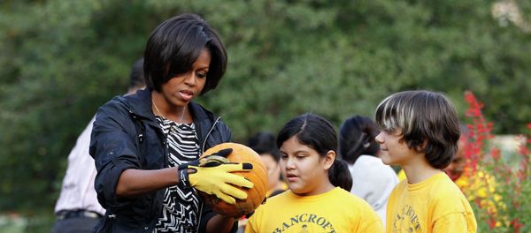 Numerous pictures of unappealing school lunches with the hashtag #ThanksMichelleObama have been tweeted by enraged teens. - Sputnik International