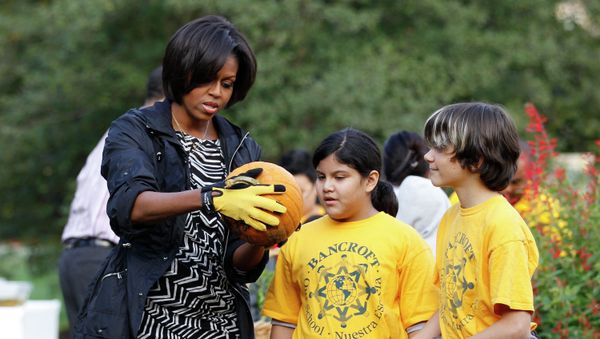Numerous pictures of unappealing school lunches with the hashtag #ThanksMichelleObama have been tweeted by enraged teens. - Sputnik International