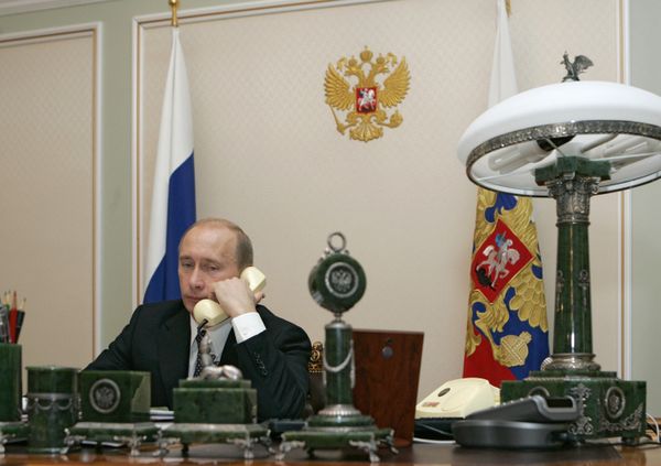 During the visit, Putin will meet with Ukrainian President Viktor Yanukovych and Prime Minister Mykola Azarov. - Sputnik International