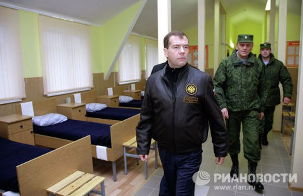 Russia’s Medvedev at sniper training school Russia’s Medvedev at sniper training school - Sputnik International