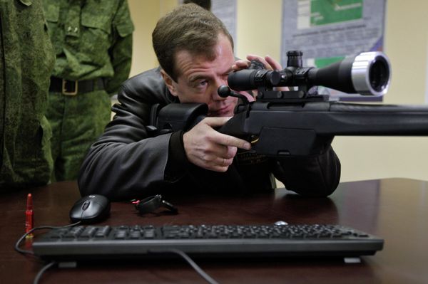 Russia’s Medvedev at sniper training school - Sputnik International