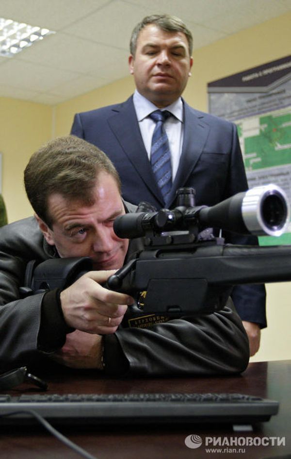 Russia’s Medvedev at sniper training school Russia’s Medvedev at sniper training school - Sputnik International