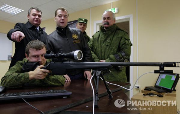Russia’s Medvedev at sniper training school Russia’s Medvedev at sniper training school - Sputnik International
