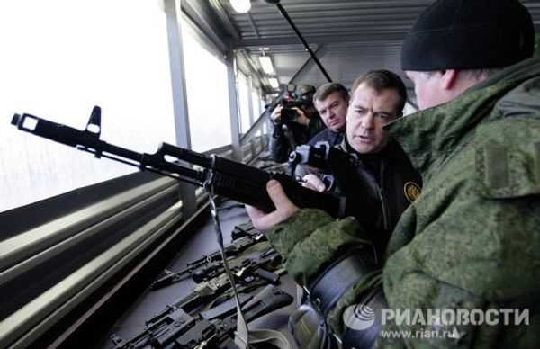 Russia’s Medvedev at sniper training school Russia’s Medvedev at sniper training school - Sputnik International