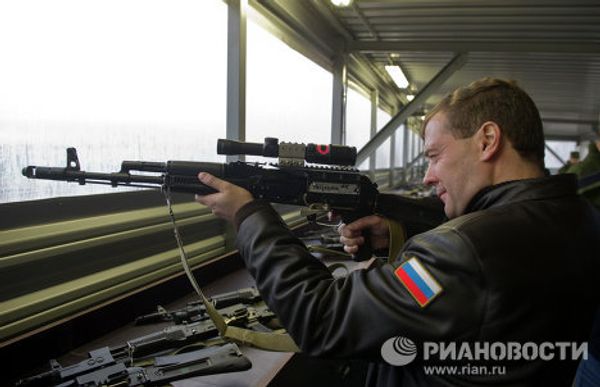 Russia’s Medvedev at sniper training school Russia’s Medvedev at sniper training school - Sputnik International