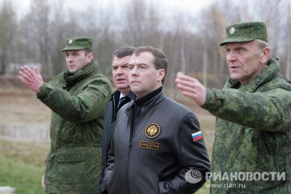 Russia’s Medvedev at sniper training school Russia’s Medvedev at sniper training school - Sputnik International