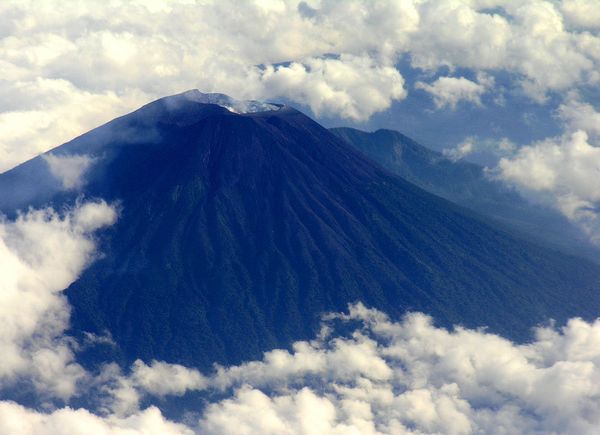 Indonesia's Merapi volcano in densely populated central Java erupted early Saturday for the third time in a week. Indonesia's Merapi volcano in densely populated central Java erupted early Saturday for the third time in a week. - Sputnik International