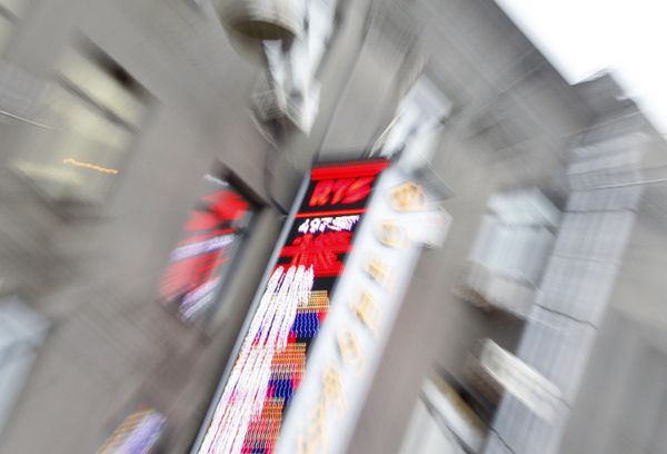 Russian stocks drop 4 pct at closing on fears of recession, poor bank results - Sputnik International