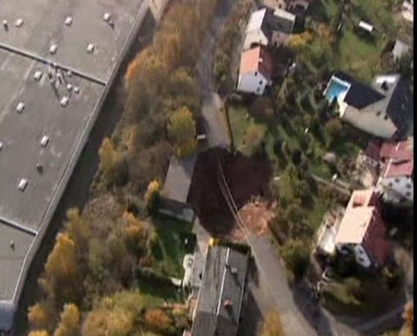 Giant sink hole swallows car in residential area - Sputnik International