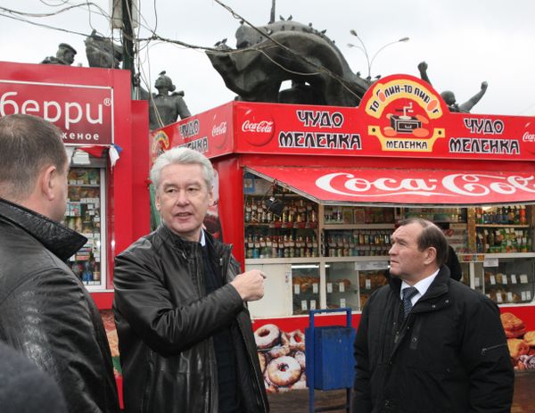 Moscow Mayor Sergei Sobyanin (center) - Sputnik International