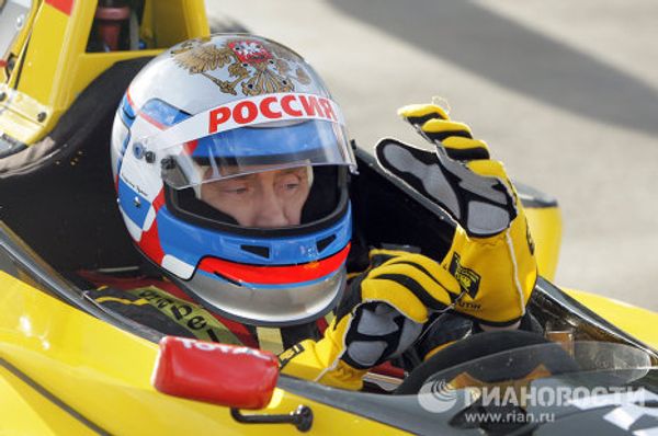 Vladimir Putin drives Formula-1 race car - Sputnik International