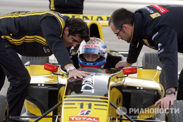 Russia's Putin drives Formula 1 car at 150 miles per hour  - Sputnik International