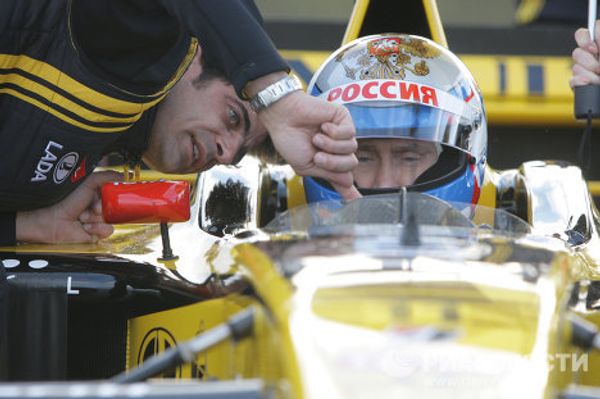 Russia's Putin drives Formula 1 car at 150 miles per hour  - Sputnik International