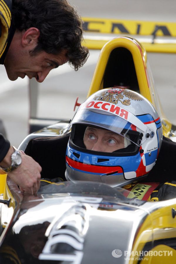 Russia's Putin drives Formula 1 car at 150 miles per hour  - Sputnik International