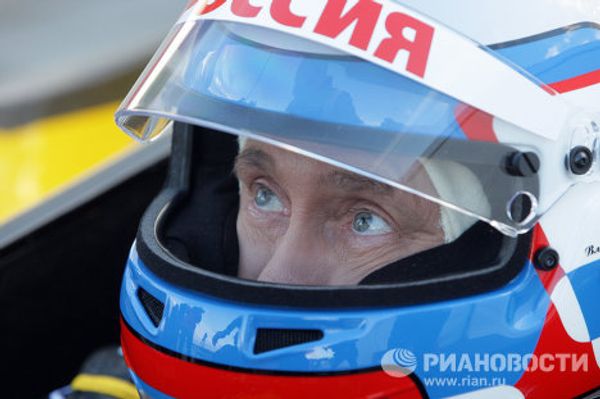 Russia's Putin drives Formula 1 car at 150 miles per hour  - Sputnik International