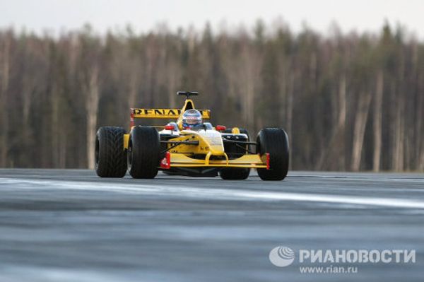 Russia's Putin drives Formula 1 car at 150 miles per hour  - Sputnik International