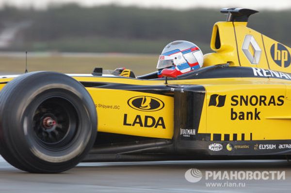 Russia's Putin drives Formula 1 car at 150 miles per hour  - Sputnik International