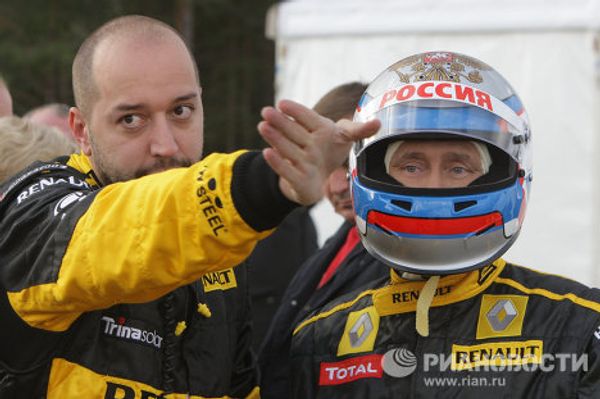 Russia's Putin drives Formula 1 car at 150 miles per hour  - Sputnik International