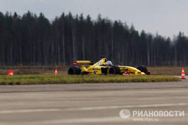 Russia's Putin drives Formula 1 car at 150 miles per hour  - Sputnik International