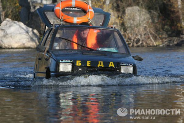 Russian Oka car turned into motor boat - Sputnik International