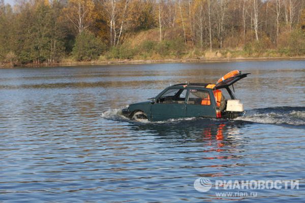 Russian Oka car turned into motor boat - Sputnik International
