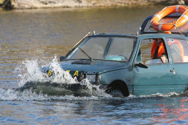 Russian Oka car turned into motor boat - Sputnik International